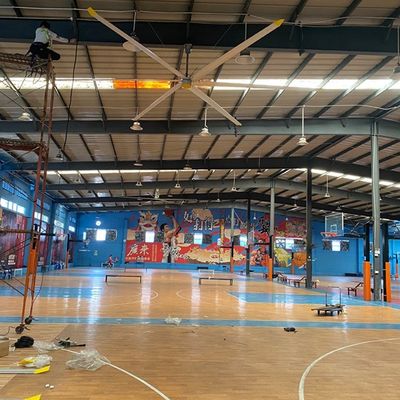 سعر جيد 5Pcs شفرة صناعية HVLS مروحة السقف للمصانع AC مدفوعة بدون فرش محرك DC الانترنت