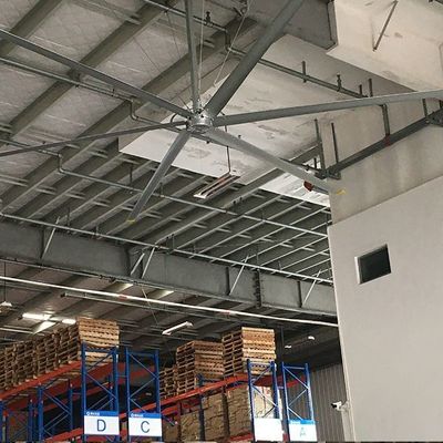 سعر جيد مروحة السقف الصناعية مع محرك علبة التروس أو محرك PMSM مهيأة HVLS مروحة كمتنفس الهواء لغرض تهوية ورشة العمل وتبريد الانترنت
